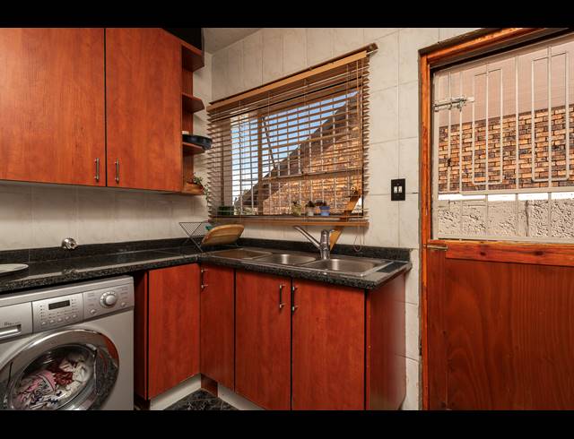 3 BEDROOM FREEHOLD FOR SALE IN SUIDEROORD